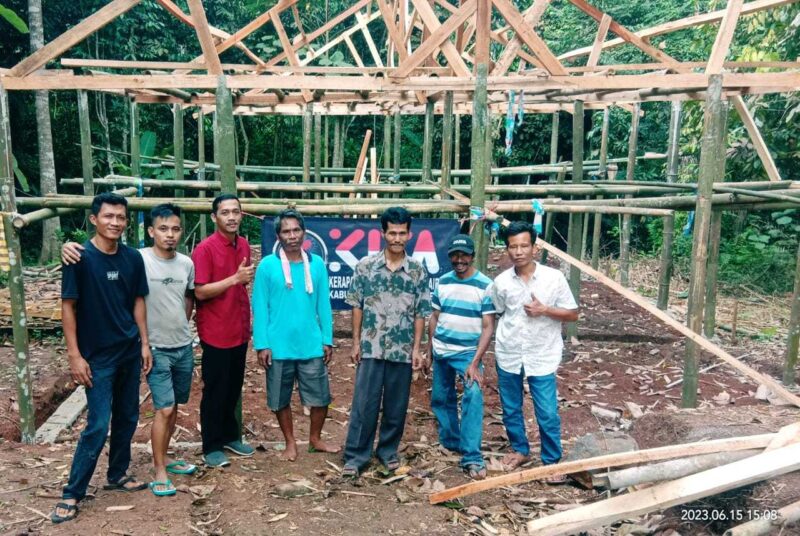 Keterangan Poto: Pengurus Kerapatan Indonesia Tanah air bersama warga sedang mendirikan Sanggar pelatihan warga.