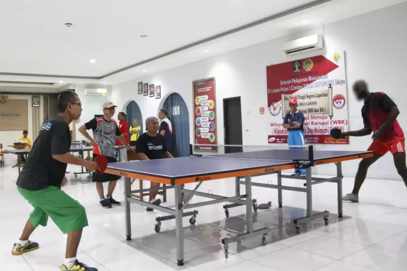 Keterangan Foto : (PTM) Chekidot Permata Harjamukti Cirebon adu ketangkasan Pertandingan Tenis Meja dengan Petugas dan Warga Binaan Lapas Cirebon, (Jum'at, 16/6/2023) 