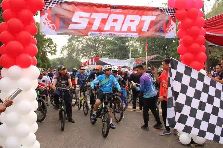 Keterangan foto : Petugas Bapas Subang Menaiki Sepeda Ikuti Kegiatan Gowes Silaturahmi, (Jum'at, 16/6/2023) 