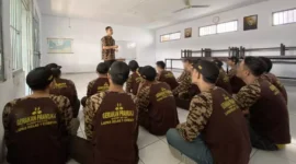 Keterangan foto : Warga binaan pemasyarakatan Lapas Cirebon laksanakan Giat Pramuka Bentuk mental Positif, (Sabtu, 17/6/2023) 