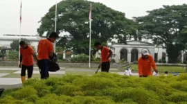 Keterangan foto : Aksi Bersih - Bersih Lapas Kelas II A Paledang di Alun-alun Kota Bogor, (Minggu, 18/6/2023) 