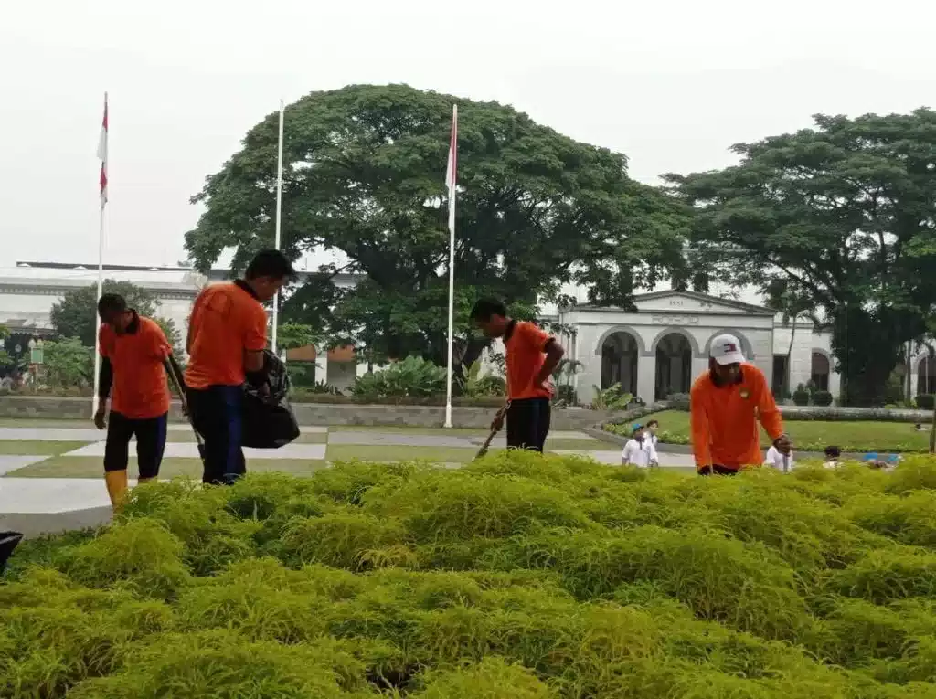 Lapas Kelas II A Paledang Laksanakan Aksi Bersih-Bersih di Alun-Alun Bogor I Teras Media