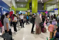 Keterangan foto : Penumpang PT. KAI Daop 1 Jakarta Menunggu di Stasiun Gambir, (Minggu, 18/6/2023) 
