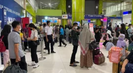 Keterangan foto : Penumpang PT. KAI Daop 1 Jakarta Menunggu di Stasiun Gambir, (Minggu, 18/6/2023) 