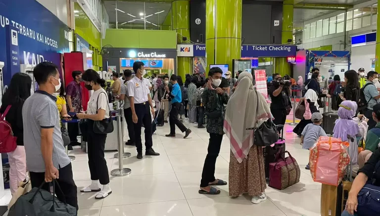 Tim Pengamanan Daop 1 Jakarta Berhasil Amankan Pelaku Pelemparan Batu KA Argo Cheribon I Teras Media