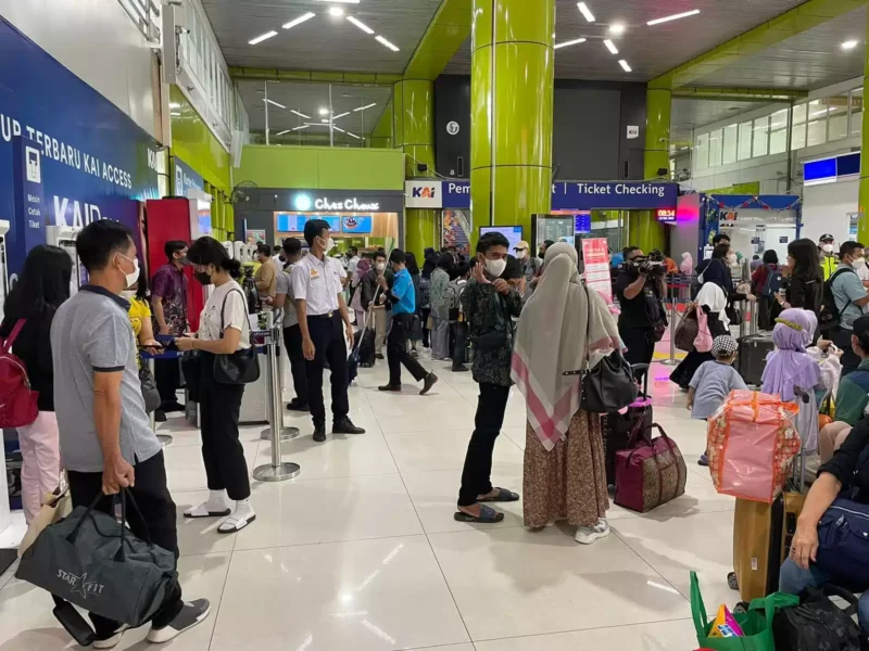 Keterangan foto : Penumpang PT. KAI Daop 1 Jakarta Menunggu di Stasiun Gambir, (Minggu, 18/6/2023) 