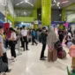 Keterangan foto : Penumpang PT. KAI Daop 1 Jakarta Menunggu di Stasiun Gambir, (Minggu, 18/6/2023) 