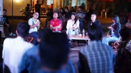 Keterangan foto : Puluhan anak muda asik ngobrol dengan para politisi muda DKI Jakarta yang akan memasuki gelanggang politik di 2024 nanti, Minggu (18/6/2023)