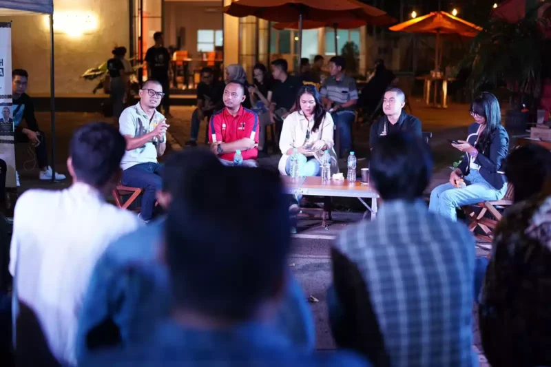 Keterangan foto : Puluhan anak muda asik ngobrol dengan para politisi muda DKI Jakarta yang akan memasuki gelanggang politik di 2024 nanti, Minggu (18/6/2023)
