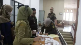 Keterangan foto : Kejaksaan Negeri Kota Malang Laksanakan Tes Urine pada Seluruh Jajaran Petugas dan pegawai, (Senin, 19/6/2023) 