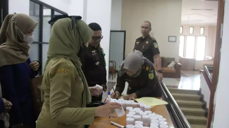Keterangan foto : Kejaksaan Negeri Kota Malang Laksanakan Tes Urine pada Seluruh Jajaran Petugas dan pegawai, (Senin, 19/6/2023) 