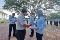 Keterangan foto : Dalam rangka meningkatkan motivasi jajaran dalam berkinerja secara maksimal, Lembaga Pemasyatakatan (Lapas) Kelas IIB Indramayu kembali berikan penghargaan pegawai teladan, Senin (19/6).