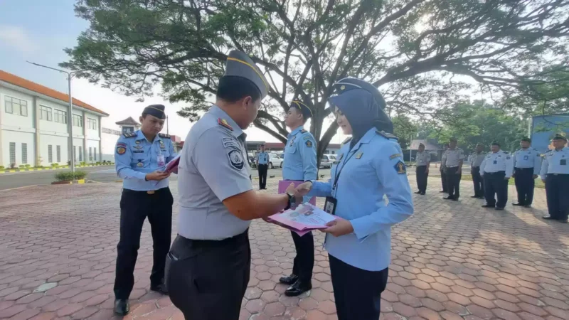 Keterangan foto : Dalam rangka meningkatkan motivasi jajaran dalam berkinerja secara maksimal, Lembaga Pemasyatakatan (Lapas) Kelas IIB Indramayu kembali berikan penghargaan pegawai teladan, Senin (19/6).