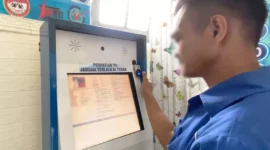 Keterangan foto : Mudahkan warga binaan untuk melihat ekspirasi bebas Lapas Cirebon berikan layanan self service SDP, Rabu (21/6/2023)