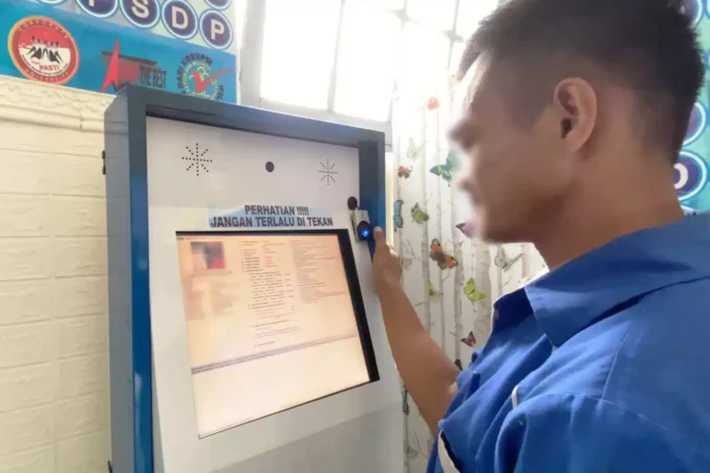 Keterangan foto : Mudahkan warga binaan untuk melihat ekspirasi bebas Lapas Cirebon berikan layanan self service SDP, Rabu (21/6/2023)