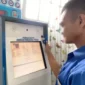 Keterangan foto : Mudahkan warga binaan untuk melihat ekspirasi bebas Lapas Cirebon berikan layanan self service SDP, Rabu (21/6/2023)