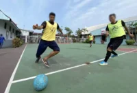 Keteranga foto : Antusias Warga Binaan Lapas Cirebon Tanding Futsal dengan kegiatan bermain bola ini, maka warga binaan bisa melepas rasa jenuh juga selama menjalani masa hukuman, Rabu (21/6/2023)