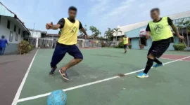 Keteranga foto : Antusias Warga Binaan Lapas Cirebon Tanding Futsal dengan kegiatan bermain bola ini, maka warga binaan bisa melepas rasa jenuh juga selama menjalani masa hukuman, Rabu (21/6/2023)