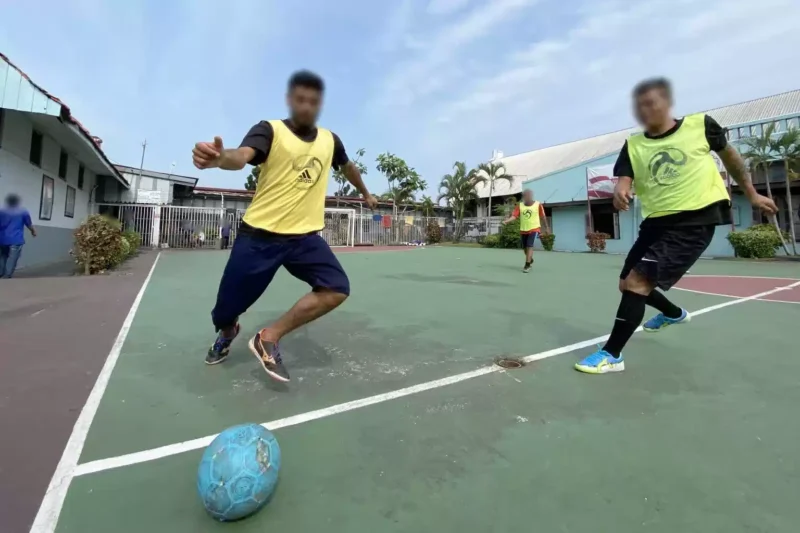 Keteranga foto : Antusias Warga Binaan Lapas Cirebon Tanding Futsal dengan kegiatan bermain bola ini, maka warga binaan bisa melepas rasa jenuh juga selama menjalani masa hukuman, Rabu (21/6/2023)