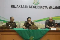 Keterangan foto : sebelah kiri Kasubagbin tengah Kasi intel Kejaksaan Negeri Kota Malang, (Kamis, 22/6/2023)