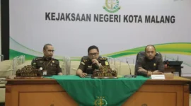 Keterangan foto : sebelah kiri Kasubagbin tengah Kasi intel Kejaksaan Negeri Kota Malang, (Kamis, 22/6/2023) 