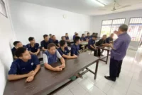 Keterangan foto : Petugas Lapas Cirebon Bantu Warga Binaan Pemasyarakatan Raih Ijazah dengan Mengikuti Paket C, (Jum'at, 23/6/2023)