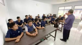 Keterangan foto : Petugas Lapas Cirebon Bantu Warga Binaan Pemasyarakatan Raih Ijazah dengan Mengikuti Paket C, (Jum'at, 23/6/2023) 