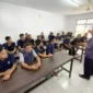Keterangan foto : Petugas Lapas Cirebon Bantu Warga Binaan Pemasyarakatan Raih Ijazah dengan Mengikuti Paket C, (Jum'at, 23/6/2023) 