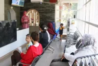 Keterangan foto : Petugas Lapas Cirebon Sosialisasikan Pelayanan publik Pada Pengunjung, (Jum'at, 23/6/2023)