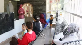 Keterangan foto : Petugas Lapas Cirebon Sosialisasikan Pelayanan publik Pada Pengunjung, (Jum'at, 23/6/2023) 