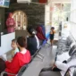 Keterangan foto : Petugas Lapas Cirebon Sosialisasikan Pelayanan publik Pada Pengunjung, (Jum'at, 23/6/2023) 