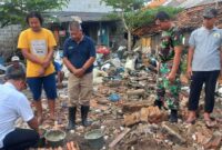 Foto: Pemuda Cituis Desa Surya Bahari Kecamatan Pakuhaji secara swadaya menginisiasi Bedah rumah pasangan Lansia yang sudah tidak bisa layak huni.