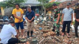Foto: Pemuda Cituis Desa Surya Bahari Kecamatan Pakuhaji secara swadaya menginisiasi Bedah rumah pasangan Lansia yang sudah tidak bisa layak huni.