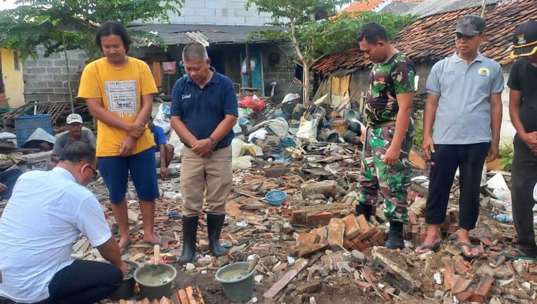 Pemuda Cituis Bedah Rumah Marbot Masjid, Camat: Patut Diapresiasi Pemuda Cituis Bedah Rumah Marbot Masjid, Camat: Patut Diapresiasi I Teras Media