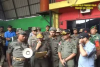 Keterangan foto : Tak layak beroperasi di Ciracas, Jakarta Timur, sebuah pabrik pengolahan sampah dan barang-barang bekas bernama UD Gunadi Putra kok beroperasi kembali, Senin (26/6/2023)