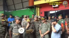 Keterangan foto : Tak layak beroperasi di Ciracas, Jakarta Timur, sebuah pabrik pengolahan sampah dan barang-barang bekas bernama UD Gunadi Putra kok beroperasi kembali, Senin (26/6/2023)