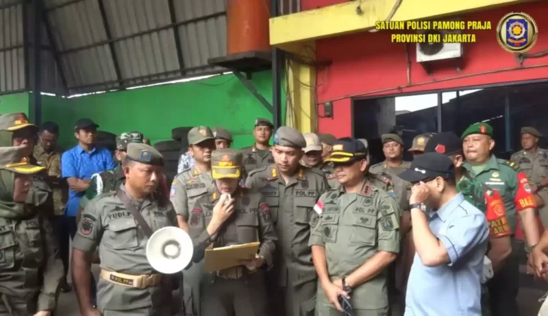 Keterangan foto : Tak layak beroperasi di Ciracas, Jakarta Timur, sebuah pabrik pengolahan sampah dan barang-barang bekas bernama UD Gunadi Putra kok beroperasi kembali, Senin (26/6/2023)