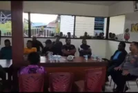 Keterangan foto : Puluhan warga dan 3 Warga Negara Asing (WNA) dipergoki diduga melakukan pengeboran tambang emas tanpa izin di kawasan perusahaan PT Eka Kristalin Desa Nifasi, Distrik Makimi, Kabupaten Nabire, Papua Tengah, Rabu (27/6/2023)