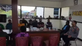 Keterangan foto : Puluhan warga dan 3 Warga Negara Asing (WNA) dipergoki diduga melakukan pengeboran tambang emas tanpa izin di kawasan perusahaan PT Eka Kristalin Desa Nifasi, Distrik Makimi, Kabupaten Nabire, Papua Tengah, Rabu (27/6/2023)