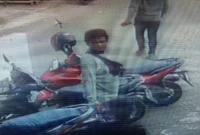 Keterangan foto : Pelaku Matel Di cibubur pukul bocah 9 tahun ambil paksa sepeda motor, (Rabu, 28/6/2023)