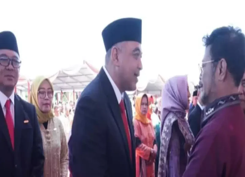 Foto: Bupati Zaki mendapatkan penghargaan tanda kehormatan Satyalencana Wira Karya karena dinilai berjasa dalam bidang pertanian melalui program Tangerang Mandiri Tahan Pangan (MANTAP)
