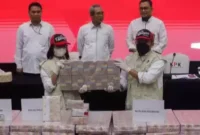 Keterangan foto : Komisi Pemberantasan korupsi Perlihatkan Uang Tunai Kasus Korupsi Gubernur Papua Lukas Enembe, (Rabu, 28/6/2023)