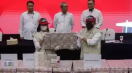 Keterangan foto : Komisi Pemberantasan korupsi Perlihatkan Uang Tunai Kasus Korupsi Gubernur Papua Lukas Enembe, (Rabu, 28/6/2023) 