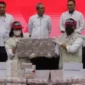 Keterangan foto : Komisi Pemberantasan korupsi Perlihatkan Uang Tunai Kasus Korupsi Gubernur Papua Lukas Enembe, (Rabu, 28/6/2023) 