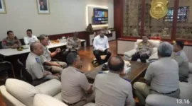 Keterangan foto : Kapolda Banten Irjen Pol Prof. Dr. Rudy Heriyanto menerima kunjungan silaturahmi Kakanwil BPN Provinsi Banten dan Kakanwil BPN Provinsi Jawa Barat di ruang kerja Kapolda Banten pada Senin (05/06).