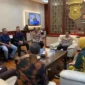 Keterangan foto : Kapolda Banten Irjen Pol Prof. Dr. Rudy Heriyanto menerima kunjungan silaturahmi Rektor dan Dekan UNILA bertempat di Ruang Kerja Kapolda Banten pada (06/06).