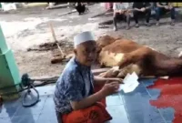 Keterangan foto : Momen Hari Raya Idul Adha Warga Cageundang, Sukamaju, Kecamatan Cianjur, Kabupaten Cianjur, Jawa Barat nampak sumringah, saat mendapatkan hewan qurban sapi dari Calon Anggota DPR RI dari Partai PKB yaitu Camelia Panduwinata, Kamis (29/6/2023).