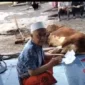 Keterangan foto : Momen Hari Raya Idul Adha Warga Cageundang, Sukamaju, Kecamatan Cianjur, Kabupaten Cianjur, Jawa Barat nampak sumringah, saat mendapatkan hewan qurban sapi dari Calon Anggota DPR RI dari Partai PKB yaitu Camelia Panduwinata, Kamis (29/6/2023).