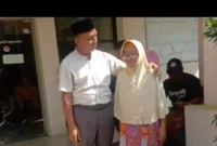 Keterangan Foto: Kades Karet Mudi saat memberikan Bantuan Beras Bapanas kepada Ibu Aliyah .Kamis (1/6).