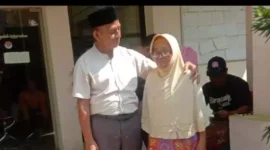 Keterangan Foto: Kades Karet Mudi saat memberikan Bantuan Beras Bapanas kepada Ibu Aliyah .Kamis (1/6).